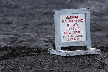 Warnung vor den Gefahren auf dem Lavafeld und vor dem Vulkan, Ostriftzone, Kilauea Vulkan, Hawaii Volcanoes Nationalpark, Big Island, USA