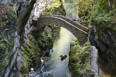 Steinbogenbrücke über die Areuse
