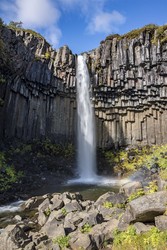 Wasserfall und Basaltsäulen, USA